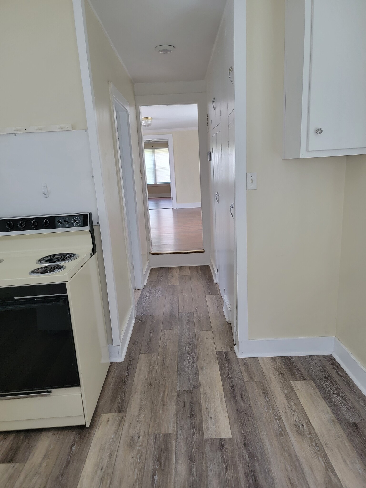 Kitchen, looking at living rm to bdrm - 1164 Adams St