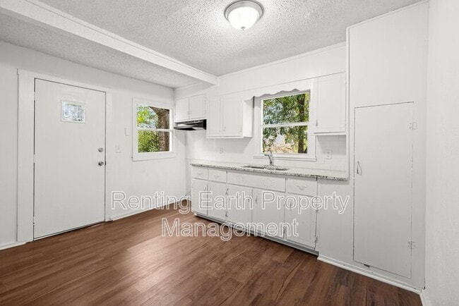 Building Photo - 2113 Rambow Ave SW