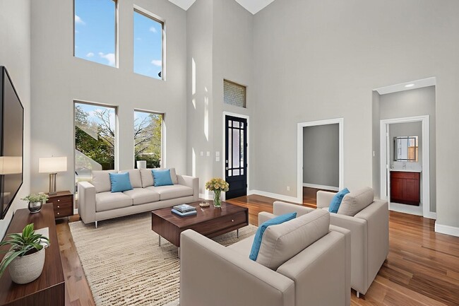 Building Photo - 1828 Highland Dr E