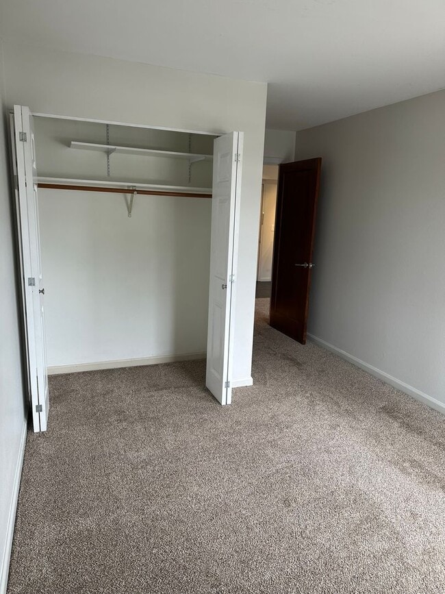 Building Photo - 1 bedroom, 1 bathroom Condo with City View!