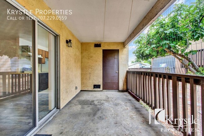 Building Photo - Nice 1 bdrm apt with off-street parking an...