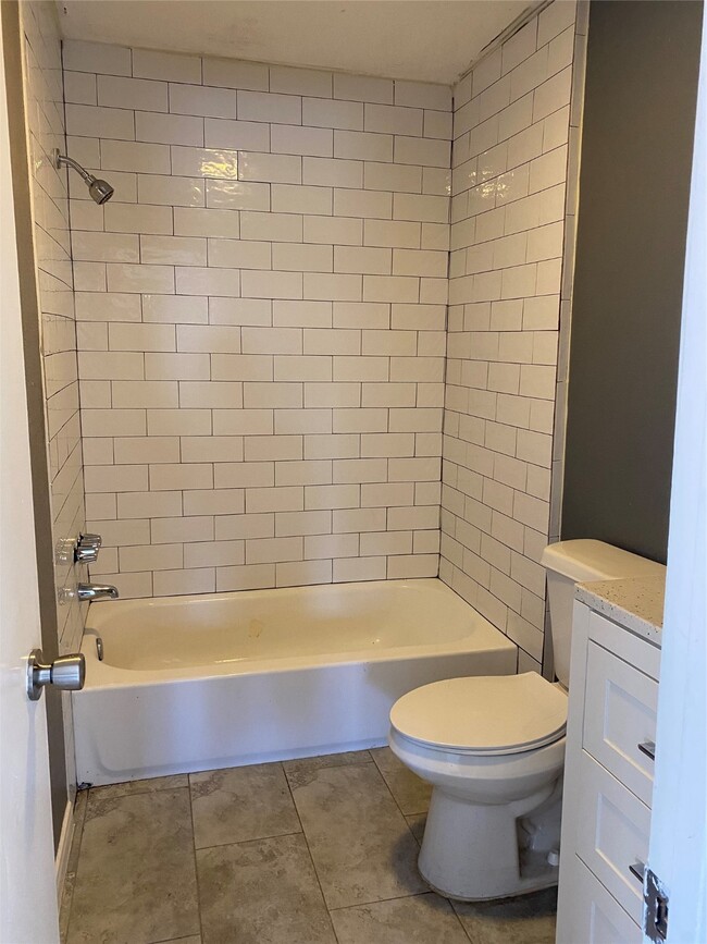 Building Photo - 8220 Glenview Dr