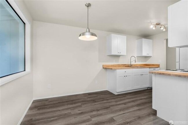 Building Photo - Beautifully Updated Duplex | W/D Included | Ideal for JBLM Commuters