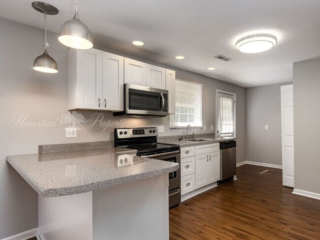 Building Photo - Updated 3 Bedroom / 2 Bath Home on Lamont