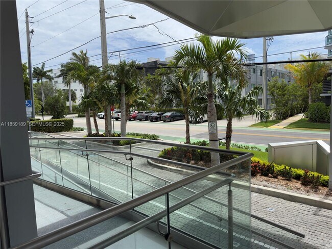 Building Photo - 9940 W Bay Harbor Dr