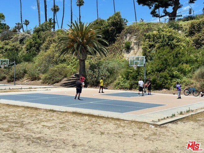 Building Photo - 1025 Locust Ave