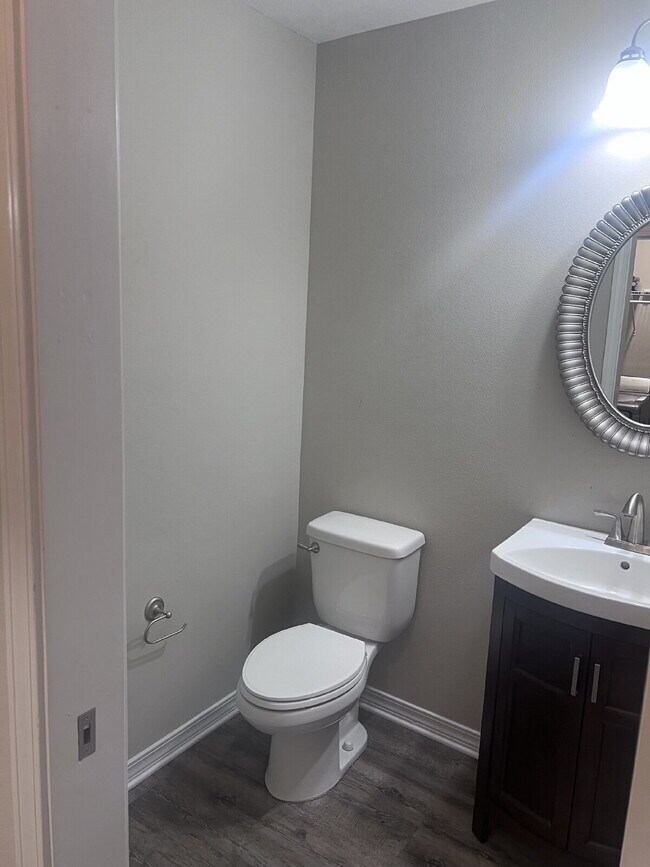 Building Photo - 426 Eisenhower Dr