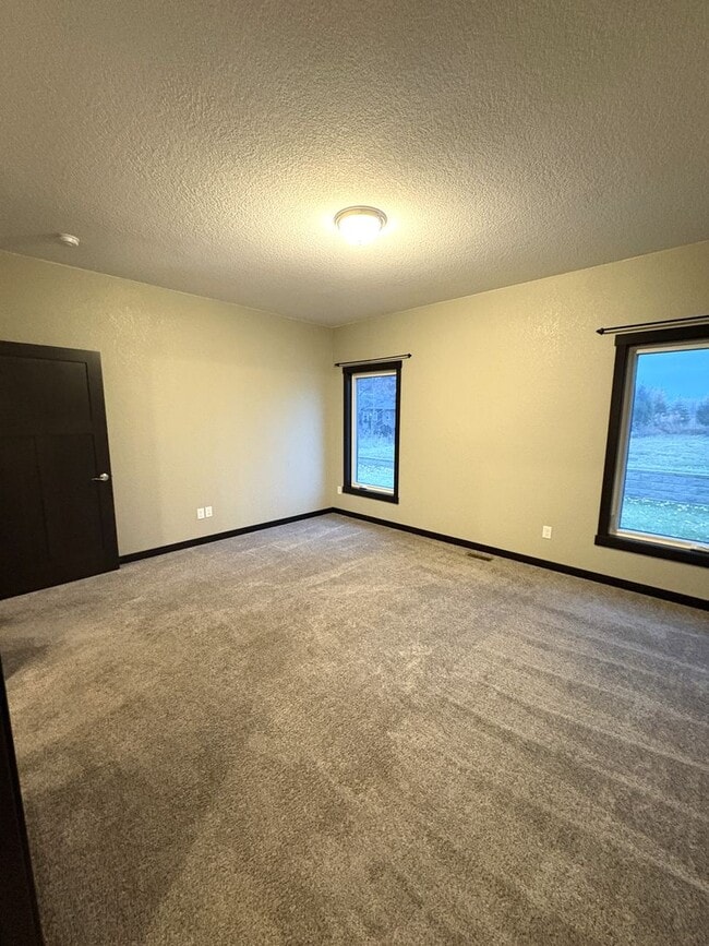 Building Photo - PRICE REDUCED!!! 4 bed / 3 bath Twinhome for Rent!