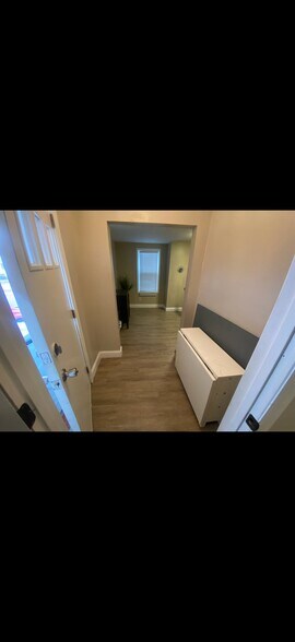 Building Photo - 4 Oak St