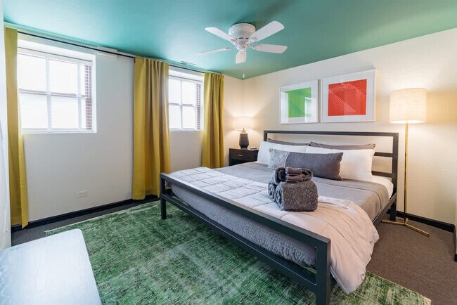 Building Photo - 1708 W Waveland Ave