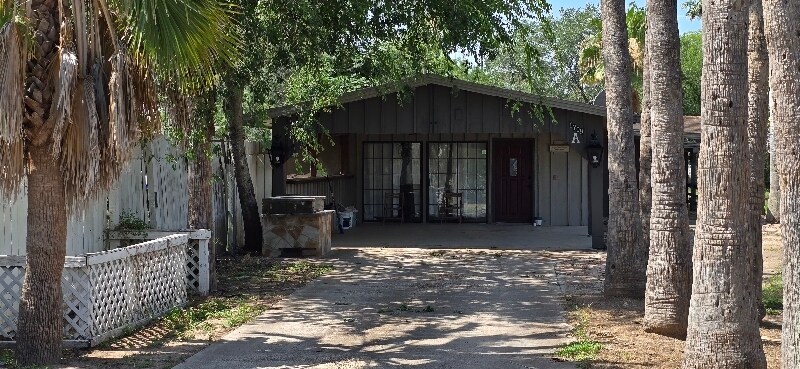 Building Photo - 1709 E Sioux Rd