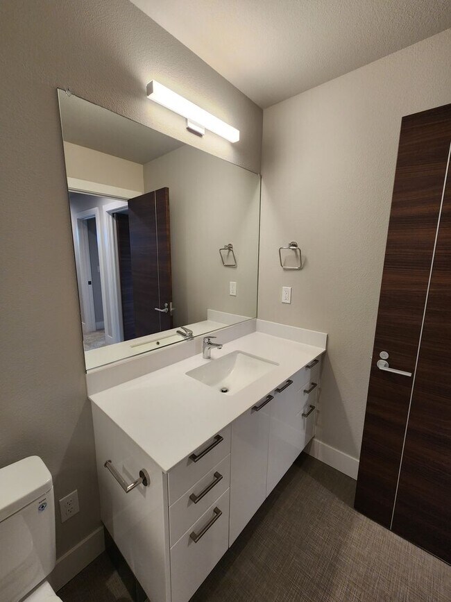 Building Photo - 3 bedroom Townhouse with Pool Access and E...