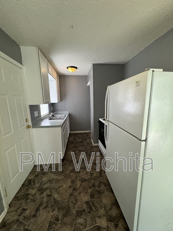 Building Photo - 824 S Water St