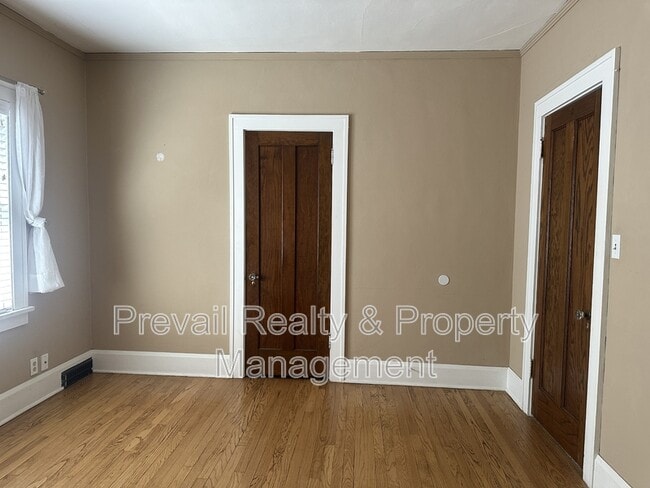 Building Photo - 127 Regan St