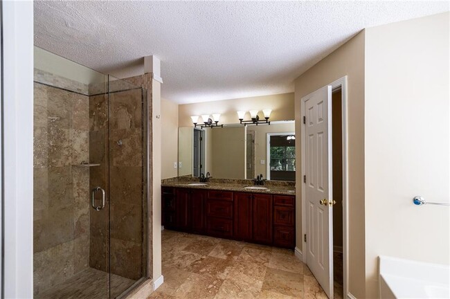 Building Photo - 1060 Lyndhurst Way