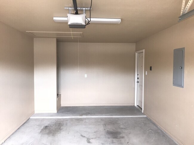Building Photo - Beautiful 3 Bedroom, 2 Bath Duplex Near Cl...