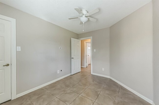 Building Photo - 2533 Potomac Dr