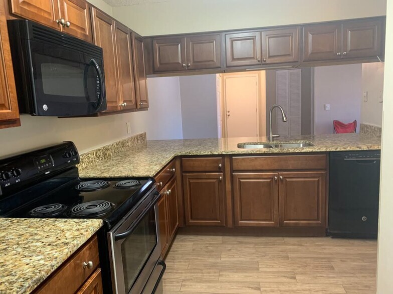 Building Photo - 610 Kenwick Cir