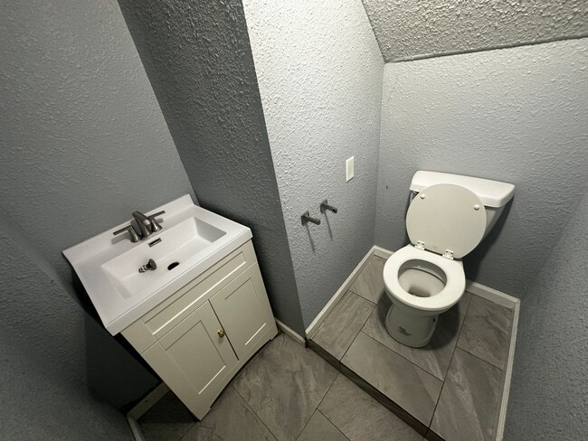 Building Photo - 215 E Cherry St