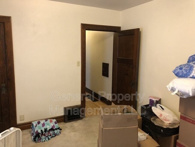 Building Photo - Great 3 Bed 1 Bath close to Water St. and UWEC! Available June 1st!