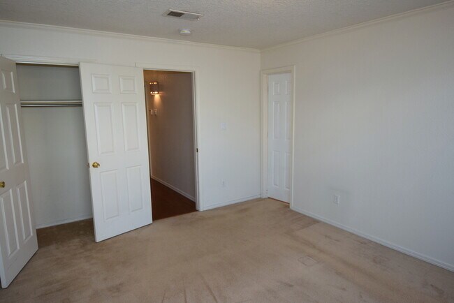 Building Photo - 3 Bed 2 Bath 1700 SF