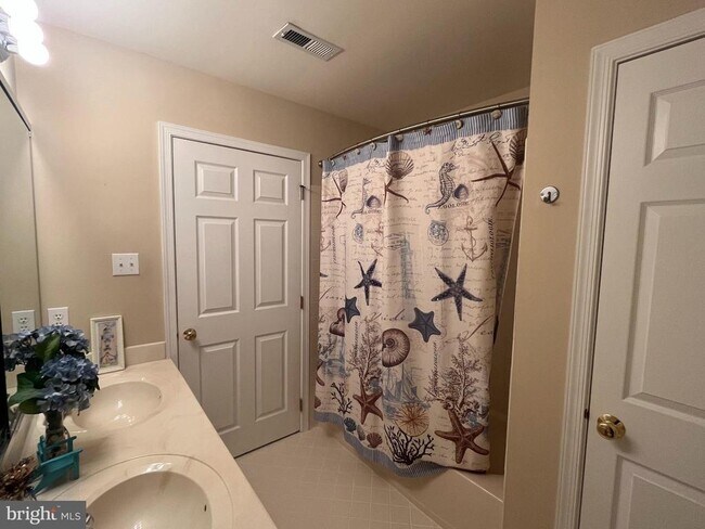 Building Photo - 233 Birchwood Dr