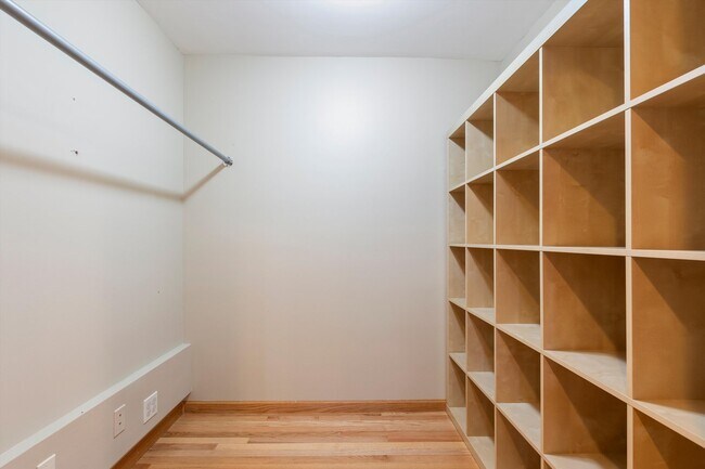 Building Photo - 1069 S Park Terrace