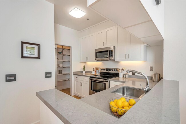 Building Photo - 2BR/2BA Urban Chic Townhome Condo! 1084SqF...