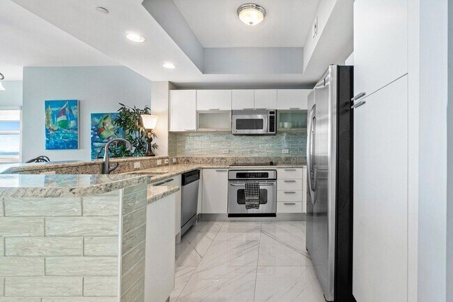 Building Photo - 2640 Lake Shore Dr