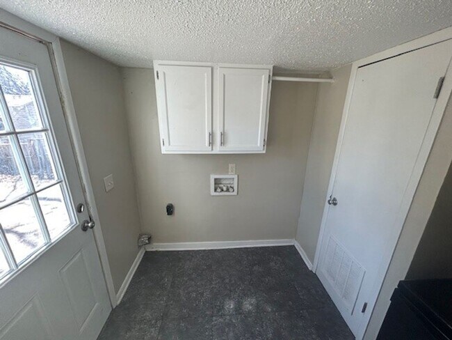 Building Photo - 634 S Fountain St