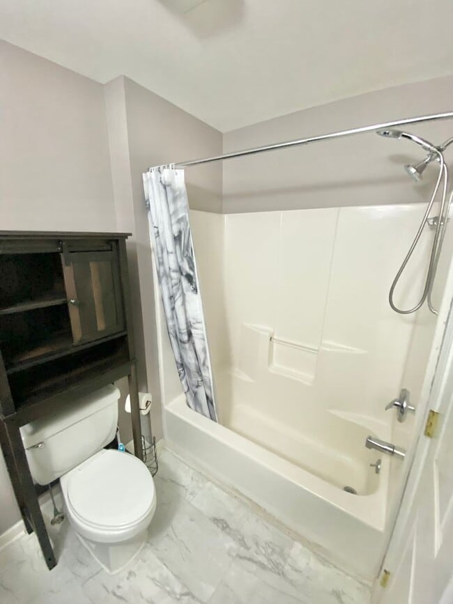 Building Photo - 1 Bedroom Apartment in Burlington VT Avail...