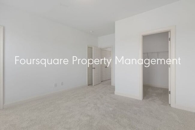Building Photo - Town Home! | Entry Level Guest Suite With ...