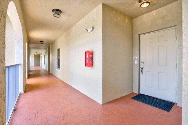 Building Photo - 500 Uno Lago Dr