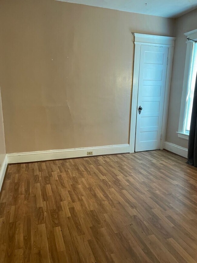 Building Photo - 420-422 Douglas Street