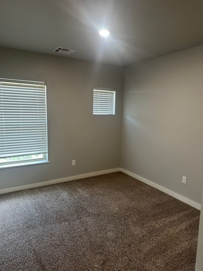 Building Photo - 3 Bedroom Townhome with ALL APPLIANCES at a great price!!