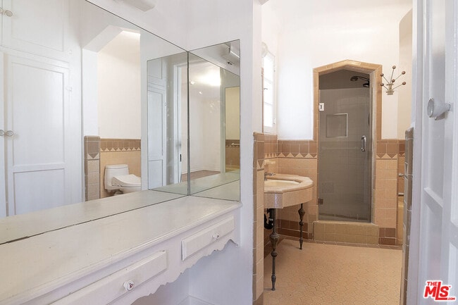 Building Photo - 1040 S Alfred St