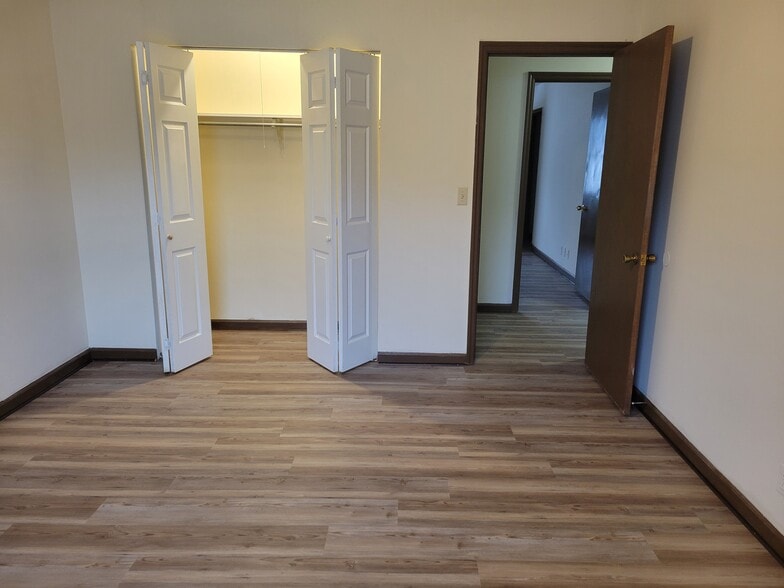 Building Photo - 252 Claire St