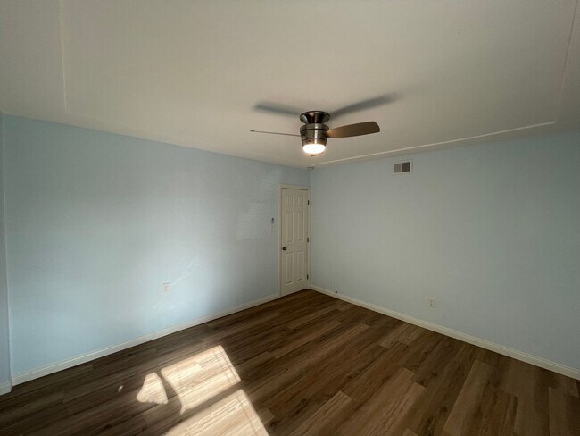 Building Photo - Large 5 bed 2 bath house