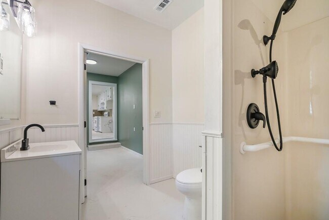 Building Photo - 301 Michael St