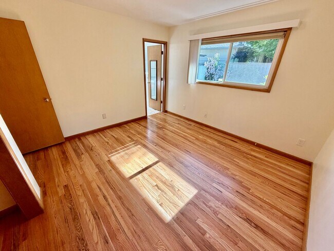 Building Photo - Spacious, Remodeled 5bd/3bath Cherry Park Home with Large Fenced Garden and Finished Basement