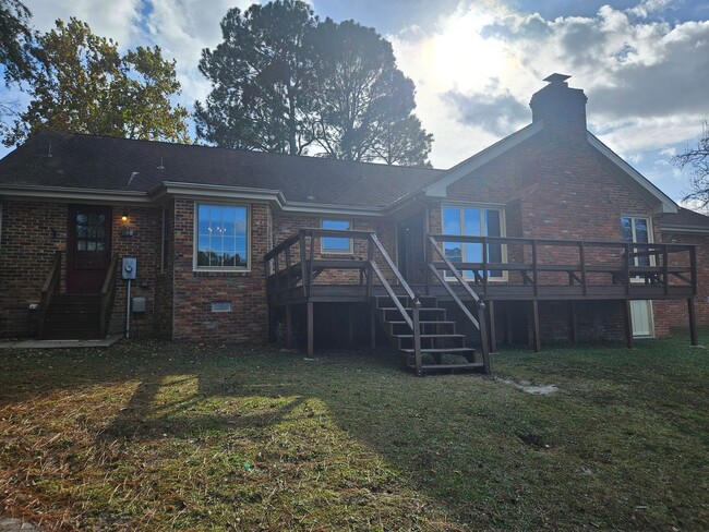 Building Photo - 4 -bedroom 2.5 bath Colonial