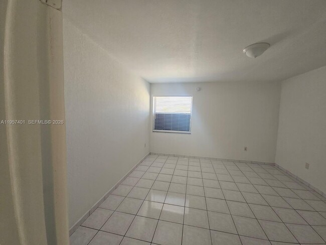 Building Photo - 1560 W 46th St