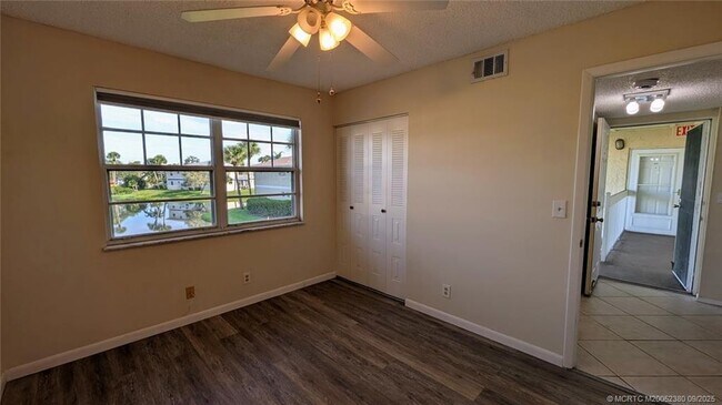 Building Photo - 1563 SE Royal Green Cir