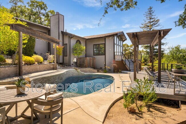 Building Photo - 357 La Casa Via
