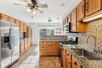 Building Photo - 145 Pleasant Valley Way