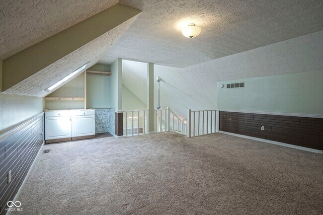 Building Photo - 858 Cedar Wood