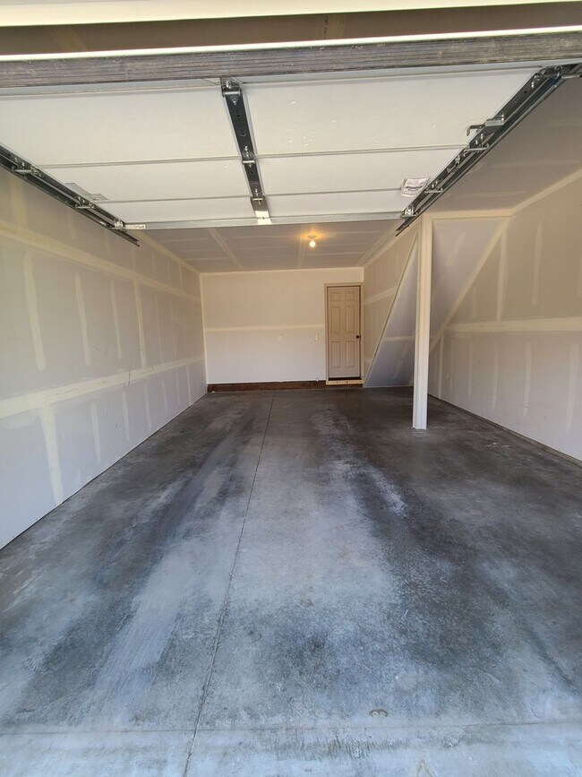 Building Photo - 3 Bedroom 2.5 Bathroom Townhome