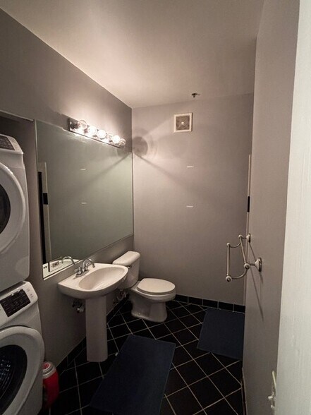 Building Photo - 728 W Jackson Blvd