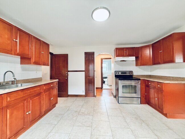 Building Photo - 820 Brewster St