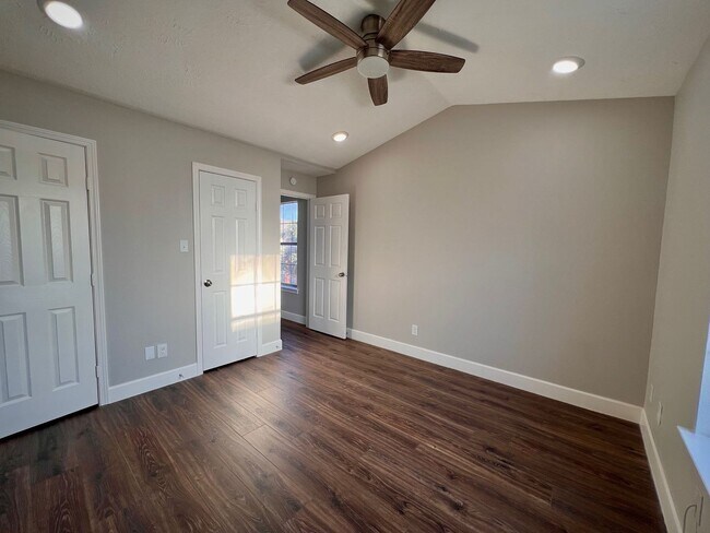 Building Photo - Updated 2 bed 2.5 bath steps away from Campus!